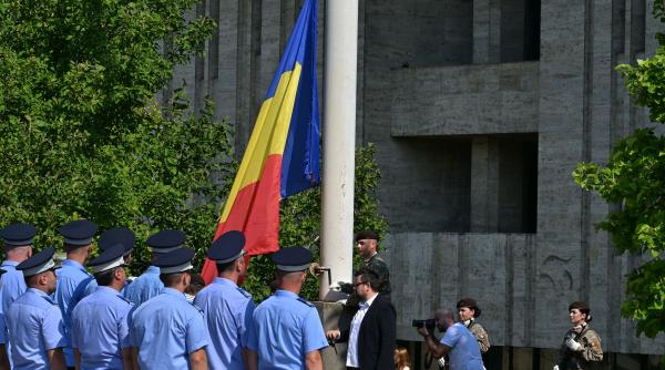 Refuzul de a săruta tricolorul va fi amendat drastic. Orașele, obligate să aibă o Piață a Tricolorului. Proiect controversat al AUR