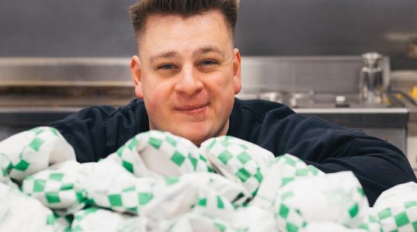 Rivalul McDonald’s din Ungaria deschide primul restaurant în România. Unul din primii clienți va primi burgeri gratuit timp de un an 