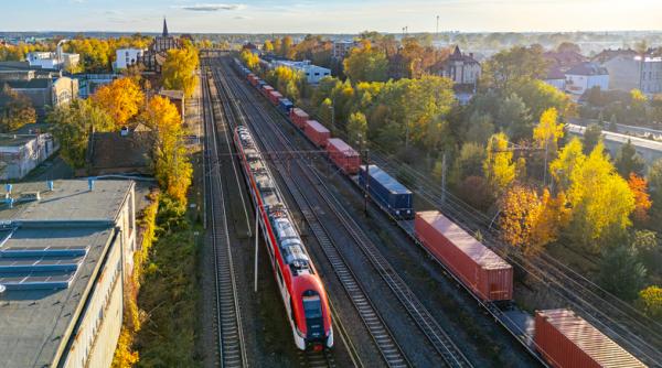 un tren cu 120 de persoane a deraiat in polonia dupa ce a lovit un camion un pasager a murit alte persoane sunt ranite