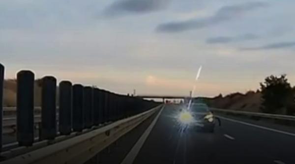 Imagini de pe A1, unde un şofer de 73 de ani a condus pe contrasens şi a provocat un accident. A fugit cu maşina avariată