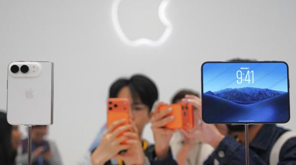 primul telefon pliabil lansat de apple este si cel mai subtire smartphone din istoria companiei primele imagini cu iphone duo