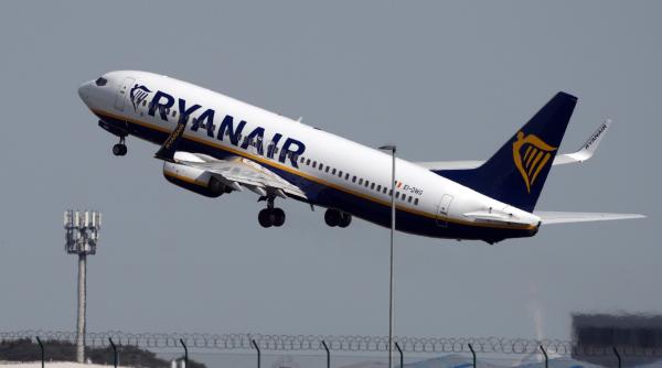 Ryanair contestă afirmația pasagerului care spune că a fost aspirat prin geamul avionului. Ce susține compania