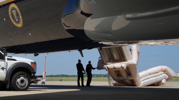 toboganul de urgenta al avionului air force one fost declansat de soldati din greseala trump il verificau si voiau sa se asigure