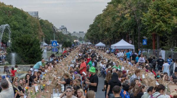 bucurestiul a intrat in cartea recordurilor cu masa care uneste ciucu a fost o mare sufragerie astazi in piata constitutiei