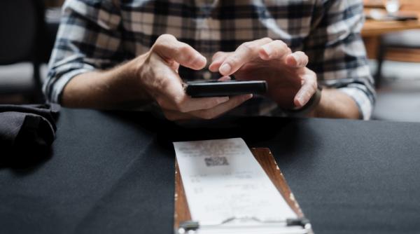 Ce este RoPay și cum funcționează. Sistemul național prin care faci plăți instant cu telefonul, gratuit, fără să ai nevoie de IBAN