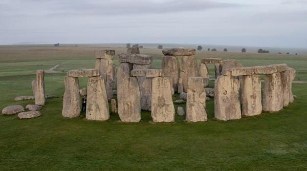 in 1915 stonehenge a fost vandut la licitatie cu 6 600 de lire trei ani mai tarziu cumparatorul a donat celebra ruina marii britanii