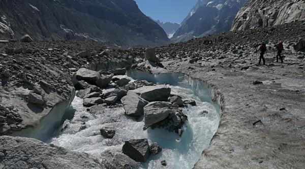 „Plângem pentru muntele nostru”. Localnicii din Chamonix se uită spre Mont Blanc și nu le vine să creadă ce văd