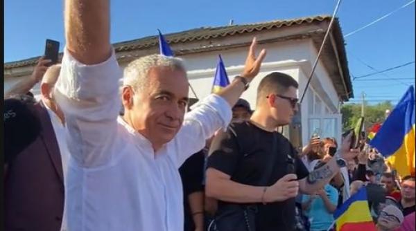 Călin Georgescu s-a dus la o piață din Oradea să întâlnească „producători locali”. Șef ADP: „E piața de vechituri. Nu vin producători”