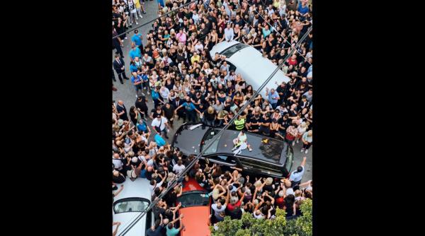 Mii de oameni s-au adunat în Grecia să-l plângă pe celebrul cântăreț care a murit după o plasmafereză. Tragedia a provocat controverse