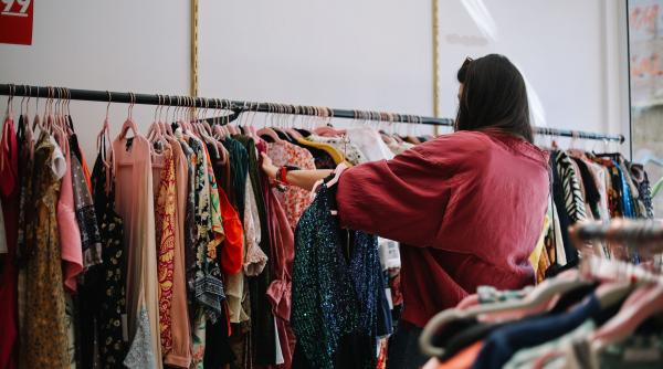 Angajata unui magazin second-hand a descoperit o adevărată „comoară” printre obiectele donate: „Găsim des obiecte scumpe”