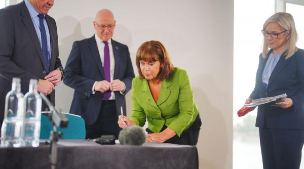 lovitura pentru marea britanie liderii scotiei tarii galilor si irlandei de nord au semnat acordul pentru independenta de regat