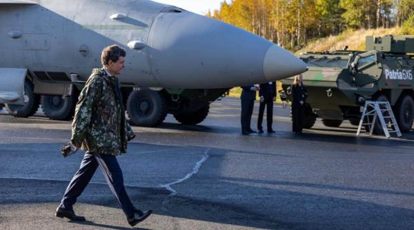 nicusor dan in haina de camuflaj la o baza aeriana nato din finlanda romania isi doreste sa aprofundeze aceasta cooperare