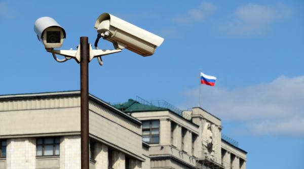 Noua Moscovă: plăteşti metroul cu faţa şi comanzi mâncare cu roboţi, dar cele 300.000 de camere îţi urmăresc fiecare pas prin oraş