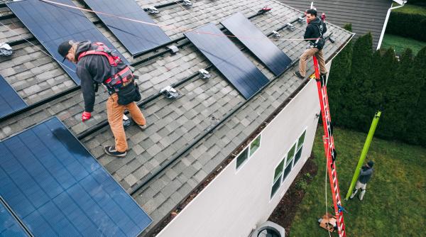 "Jignitor de ieftine". Toată planeta cumpără panouril solare din China, dar revoluția energiei individuale nu este bine văzută de toți