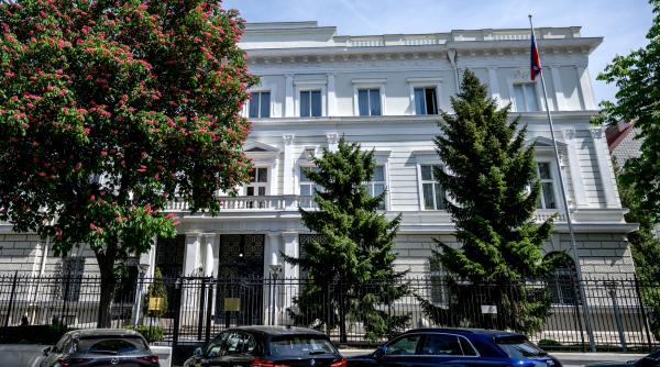 un bazait misterios se aude din ambasada rusiei din austria vecinii de la ambasada germaniei s au plans de el rusii spun ca nu il aud