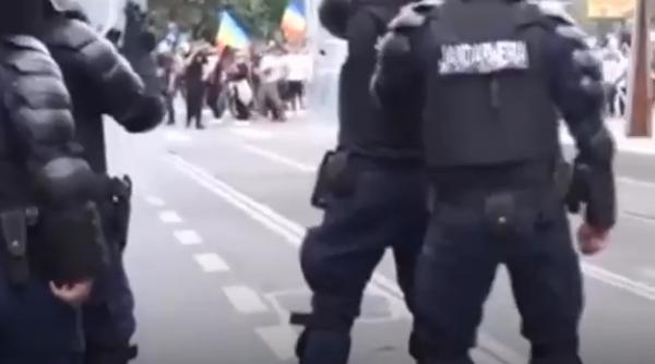 Au reînceput violențele în Piața Victoriei: se aruncă cu borduri și sticle în jandarmi