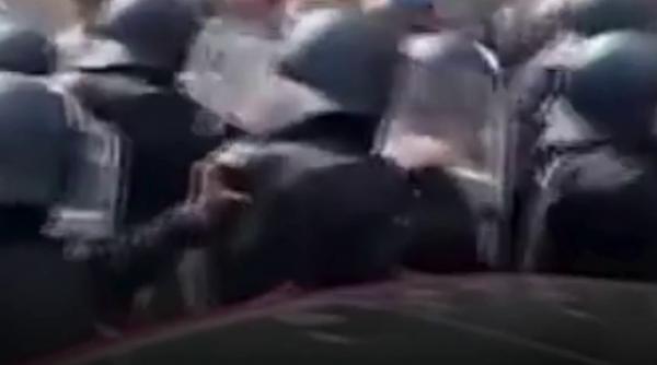 Bătaie generală la protestul din Piața Victoriei. Oierii au vrut să intre în Guvern, au aruncat cu garduri. Un jandarm a fost rănit