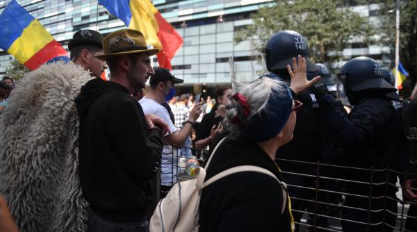 echipa de jurnalisti de la realitatea plus a fost agresata de mai multi protestatari din piata victoriei