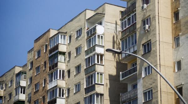 În plină zi, doi oameni întrețineau relații sexuale pe acoperișul unui bloc din Oradea. Polițiștii au deschis un dosar penal