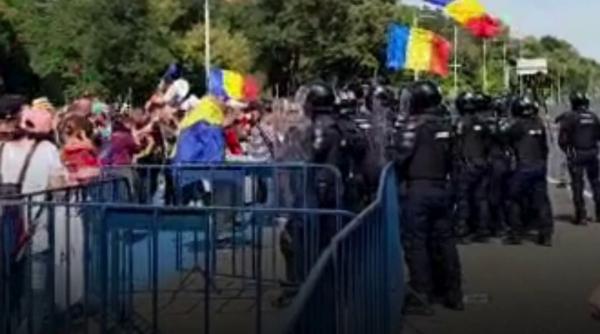 Noi violențe în Piața Victoriei. Manifestanții aruncă iar cu sticle și obiecte contondente spre jandarmi