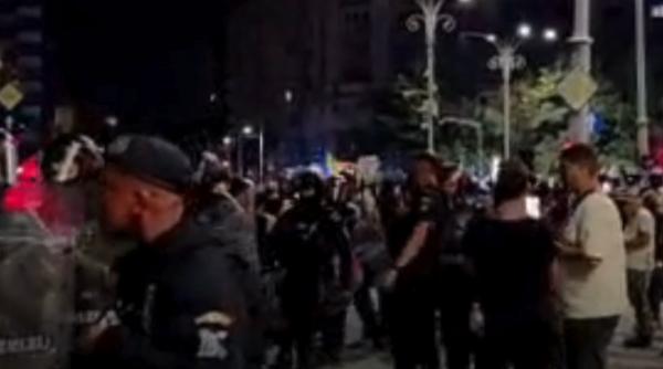 Protestatarii nu vor să plece din Piața Victoriei. Bilanțul violențelor: 24 de răniți si 30 de agitatori duși la Politie