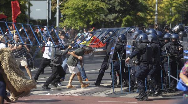 reactia aur la protestul violent din piata victoriei imaginile de astazi au trezit inevitabil amintirea zilei de 10 august 2018