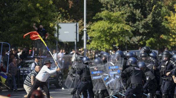 scene de razboi in fata guvernului imagini socante cu bataia dintre sustinatorii lui calin georgescu si jandarmi