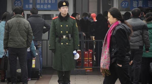 china impune restrictii dure pentru iesirea cetatenilor din tara multi afla abia la granita ca nu mai pot pleca