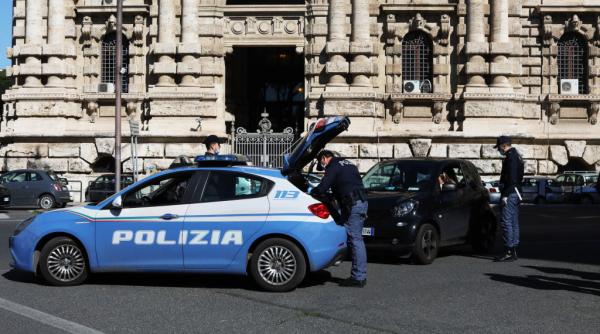 un roman clona cardurile de benzina ale politistilor italieni umplea rezervoare de 1 000 de litri si apoi vindea carburantul furat