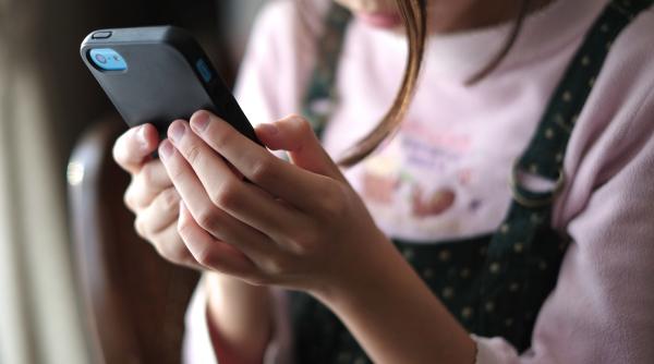ue vrea sa limiteze accesul copiilor la retelele sociale fara social media pentru cei sub 13 ani si fara cont personal pana la 15 ani