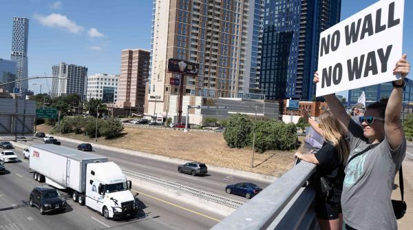 americanii au inceput constructia zidului de la granita cu mexic in regiunea big bend din texas desi mai multi localnici au protestat