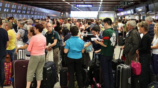 haos pe aeroporturile din marea britanie dupa o eroare de software de o milisecunda sute de mii de pasageri au fost afectati