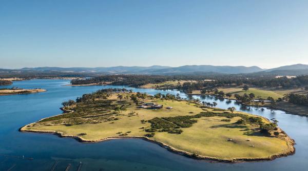 in 2002 doi soti au cumparat o insula pustie in tasmania le a luat 17 ani sa o amenajeze au locuit acolo 4 ani apoi au vandut o