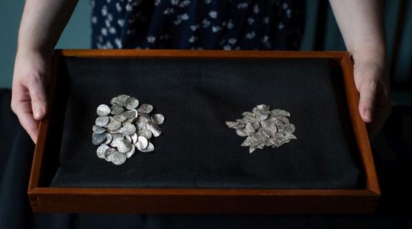 in 2019 7 detectoristi au descoperit 2 584 de monede de argint din perioada normanda dupa 5 ani au primit pentru ele o suma uriasa