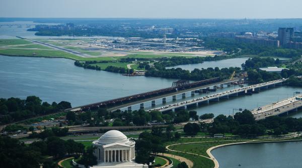 o drona neidentificata a aparut in zona aeroportului ronald reagan din washington zborurile au fost oprite