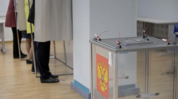 rusia voteaza pentru duma de stat alegerile sunt strict controlate iar tinerii fug din tara de frica mobilizarii