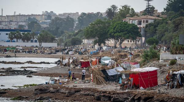 aproximativ 3 000 de migranti raman pe strazile din ceuta dupa ce centrul din port a ramas fara locuri