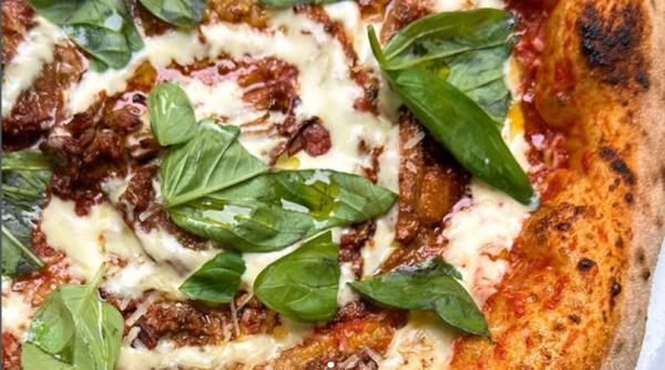 cea mai buna pizzerie din lume se afla la londra iar meniul costa 75 de euro sute de oameni sunt inscrisi pe lista de asteptare