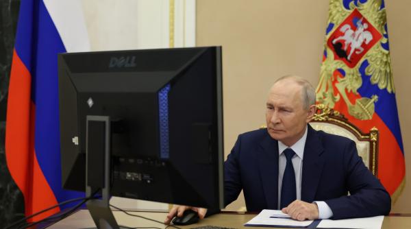 Imagini virale cu Putin, în timp ce votează electronic, cu ajutorul unui mouse cu fir și folosește o versiune Windows fără licență