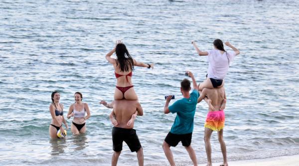 spaniolii din mallorca s au saturat de turistii britanici betivi si fac acum tot posibilul ca sa atraga americani bogati si cuminti