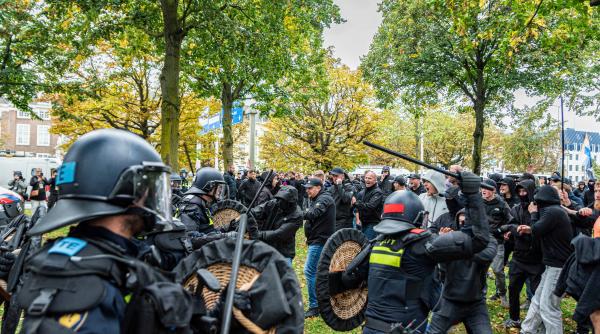 violente la haga fortele de ordine au intervenit cu bastoane caini si tunuri cu apa la un miting impotriva imigrantilor