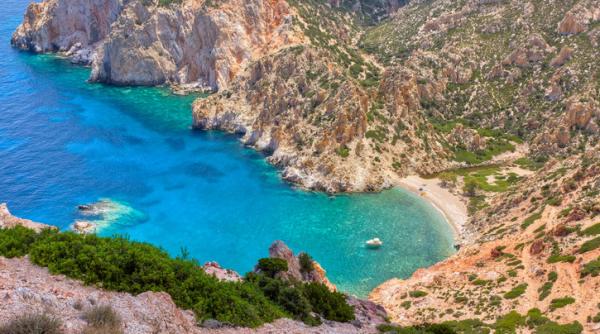 autoritatile din grecia au interzis o petrecere de lux pe insula nelocuita polyaigos o substanta misterioasa fusese pulverizata