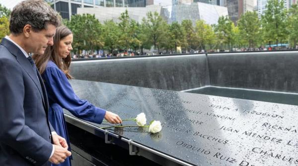 nicusor dan si mirabela gradinaru au depus flori la memorialul 9 11 din new york