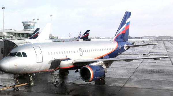 peste 400 de curse au fost intarziate si anulate pe aeroporturile din moscova in urma celui mai amplu atac cu drone al ucrainei