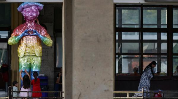 scandal la ploiesti statuia d lui goe a fost vopsita in culorile curcubelui psd le asociaza cu miscarea lgbt replica artistei