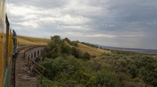 trenul international irn 461 romania s a oprit pe podul giurgiu ruse din cauza unei defectiuni la locomotiva