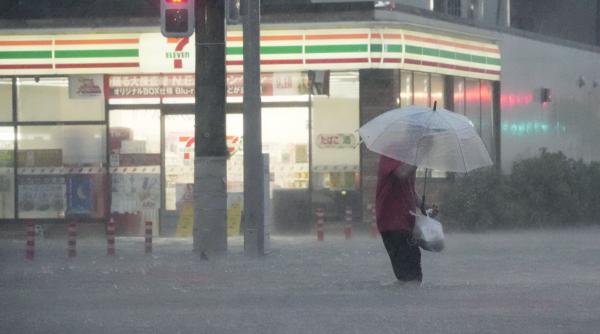 alerta meteo de nivel 4 in japonia 2 milioane de oameni au ordin de evacuare din calea taifunului dujuan