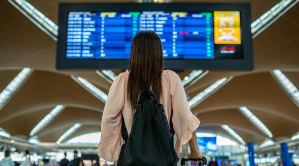 haos pe mai multe aeroporturi din marea britanie zboruri intarziate si anulate dupa o problema la controlul traficului aerian