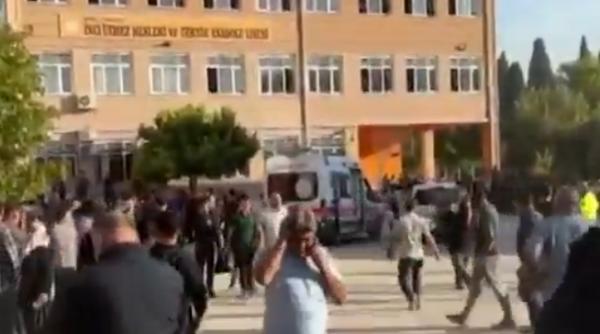 atac armat la un liceu din turcia mai multi elevi au fost raniti barbatul care a tras nu a fost gasit