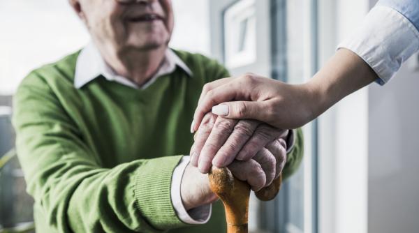 o romanca din spania l a pacalit pe un barbat de 82 de ani ca are o relatie cu el si i a luat 400 000 de euro